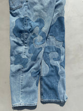 Load image into Gallery viewer, Hand-patched Levi's 550 W36 (one of a kind)