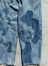 Load image into Gallery viewer, Hand-patched Levi's 550 W36 (one of a kind)