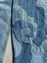 Load image into Gallery viewer, Hand-patched Levi's 550 W36 (one of a kind)