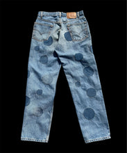 Load image into Gallery viewer, Hand-patched Levi's 550 W31 (one of a kind)