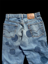 Load image into Gallery viewer, Hand-patched Levi's 550 W31 (one of a kind)