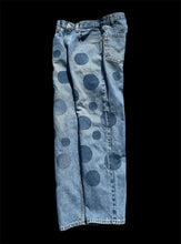 Load image into Gallery viewer, Hand-patched Levi's 550 W31 (one of a kind)