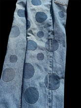 Load image into Gallery viewer, Hand-patched Levi's 550 W31 (one of a kind)