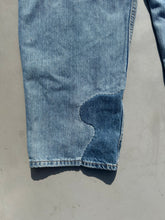 Load image into Gallery viewer, Hand-patched Levi's 550  W36 (one of a kind)
