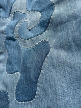 Load image into Gallery viewer, Hand-patched Levi's 550  W36 (one of a kind)
