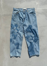 Load image into Gallery viewer, Hand-patched Levi's 550  W36 (one of a kind)
