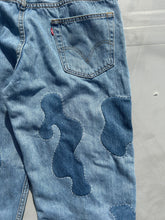 Load image into Gallery viewer, Hand-patched Levi's 550  W36 (one of a kind)
