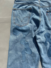 Load image into Gallery viewer, Hand-patched Levi's 550  W36 (one of a kind)
