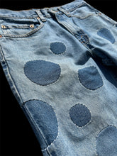 Load image into Gallery viewer, Hand-patched Levi's 550  W31 (one of a kind)
