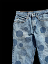 Load image into Gallery viewer, Hand-patched Levi's 550  W31 (one of a kind)

